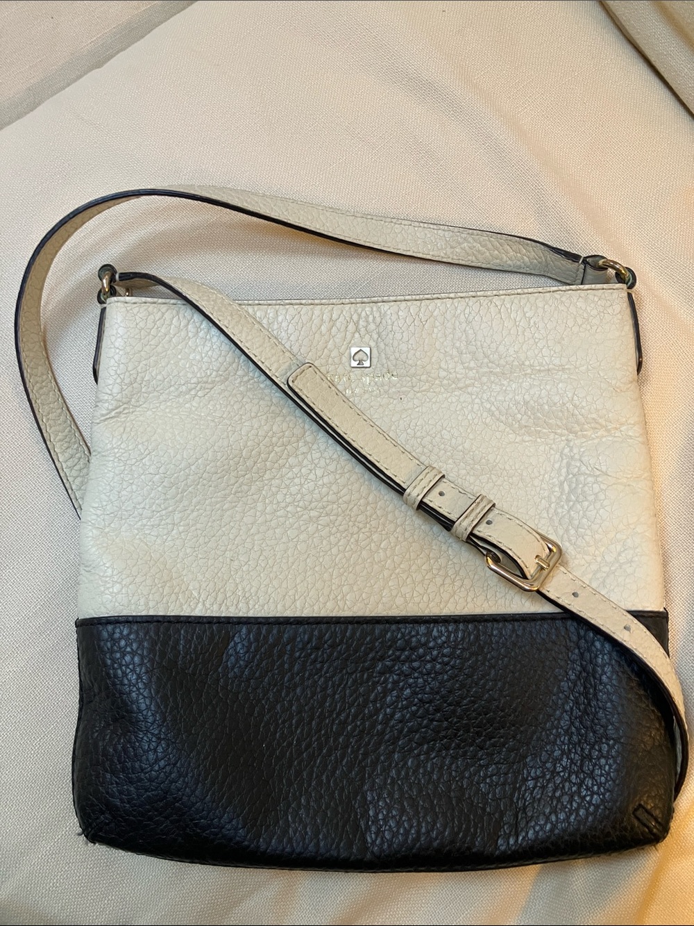 Vtg Kate Spade Two-Tone Cream and Black Pebbled Full Leather Crossbody Handbag.